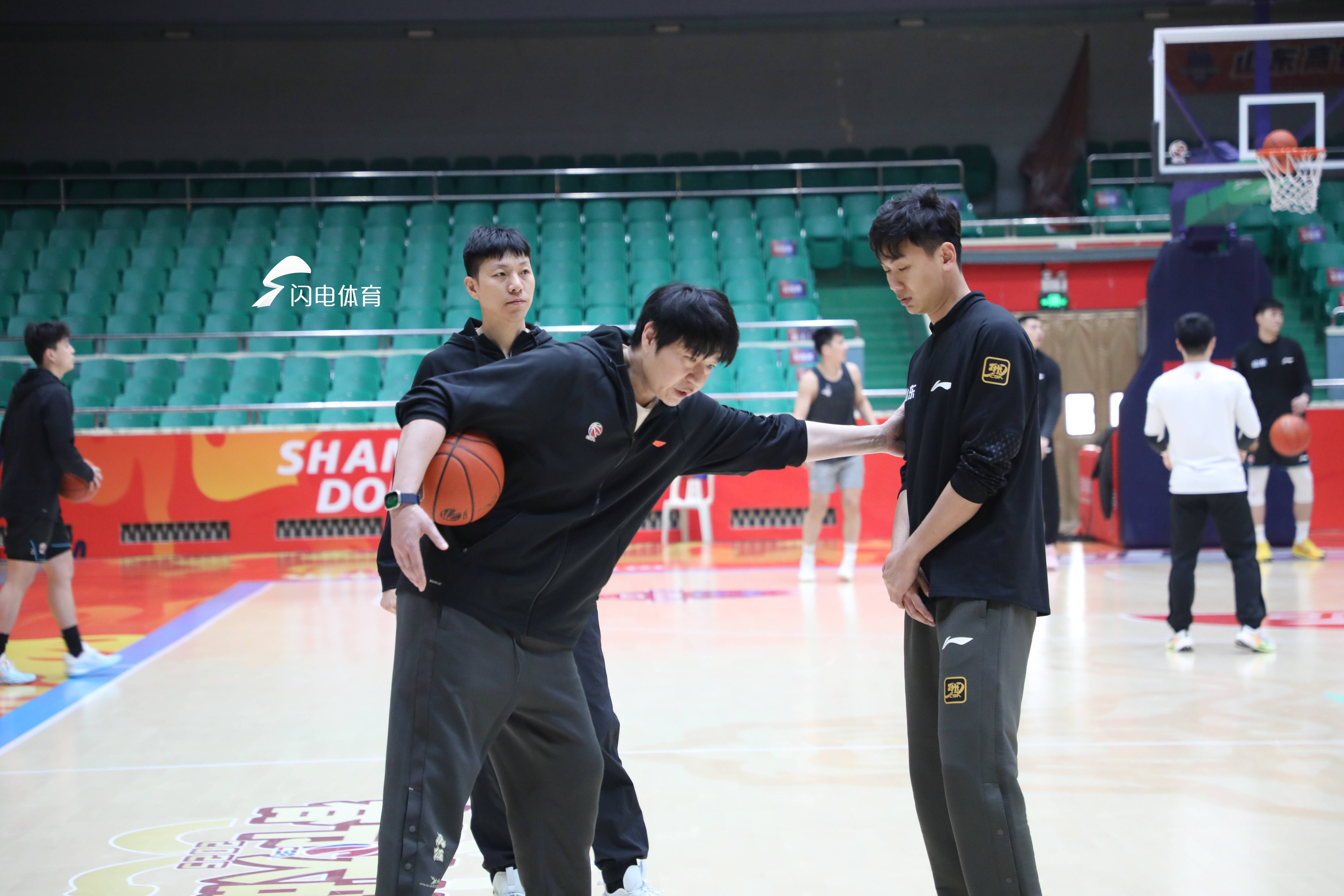 尊龙体育 -山东男篮发布备战花絮，冲刺阶段门线救险，NBA总决赛任务艰巨，赛程密集仍需轮换(山东男篮签约新外援)