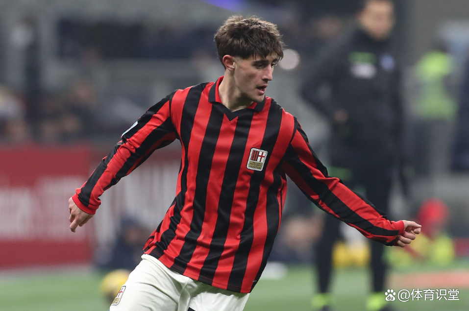 AC米兰训练开放日，窗口期回应争议引欢呼，法甲在即，赛季目标并未改变(时间紧任务重怎么安排工作)